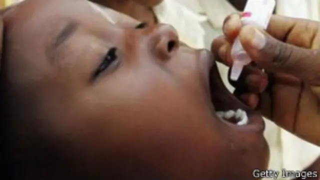 नाईजीरिया में पोलियो ड्रॉप लेता बच्चा