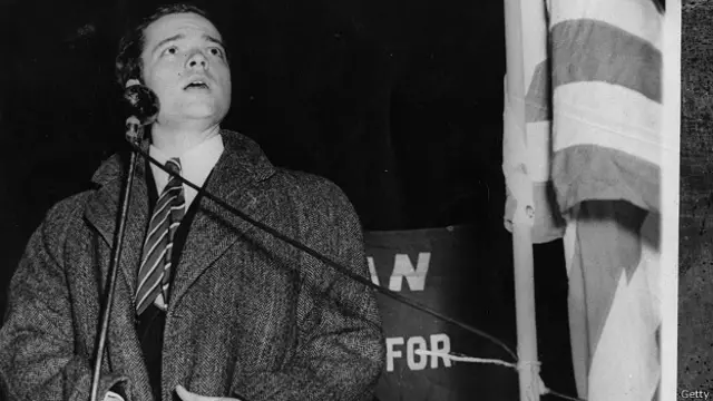 Орсон Уэллс ведет репортаж с демонстрации в Нью-Йорке, 1938 г.