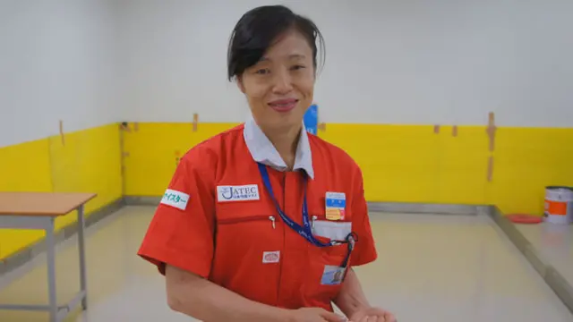 新津在她现在的主要工作地点-日本空港科技株式会社的训练场，在这里她指导新来的清扫工怎样维持“世界最干净机场”的地位