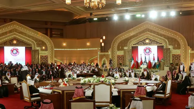 العویشق زیاتوي، د خلیجي هېوادونو د همکارۍ شورا – چې د سوریې د مخالفو پوځي ملاتړ کوي – د جوړجاړي خبرو په خبرو کې د بشار الاسد رول مني، خو په انتقالي حکومت کې یې نه شي زغملی.