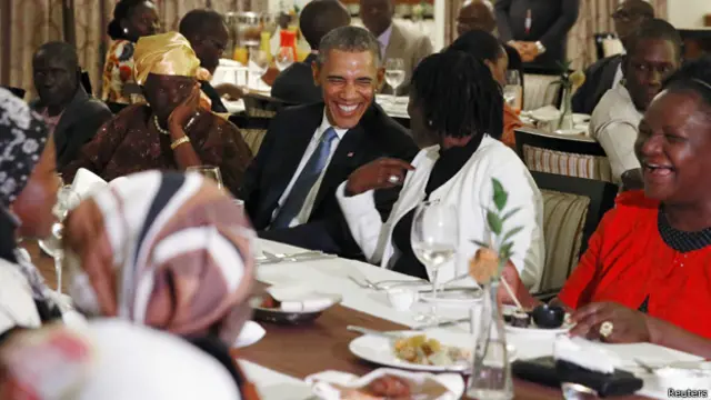 تناول اوباما طعام العشاء مع جمع من اقاربه الكينيين