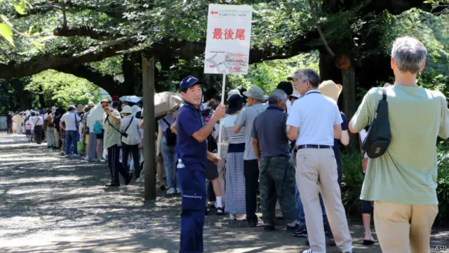 پارک میں اس پھول کو دیکھنے والوں کی لمبی قطار بنی ہوئی ہے