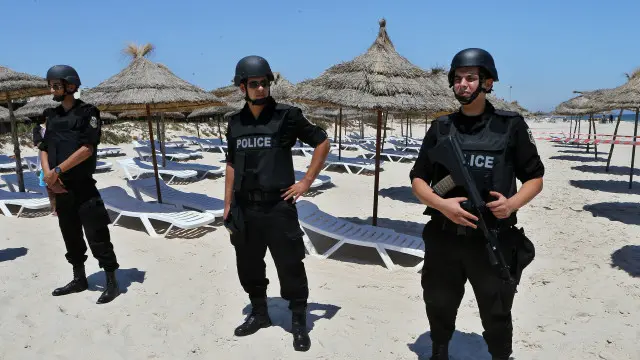 العام الماضي اعلن تنظيم الدولة الإسلامية المسؤولية عن هجمات على المتحف الوطني التونسي وعلى منتجع سياحي قتل فيهما 59 سائحا