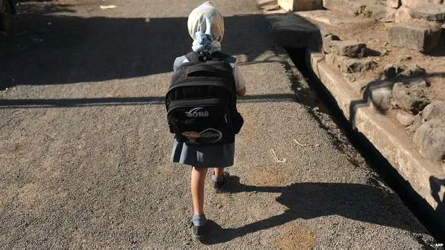 ریاستی حکام نے متنبہ کیا ہے کہ بھاری سکول بیگ کی وجہ سے بچے تھک جاتے ہیں اور ان کی ریڑھ کی ہڈی کو بھی نقصان پہنچتا ہے