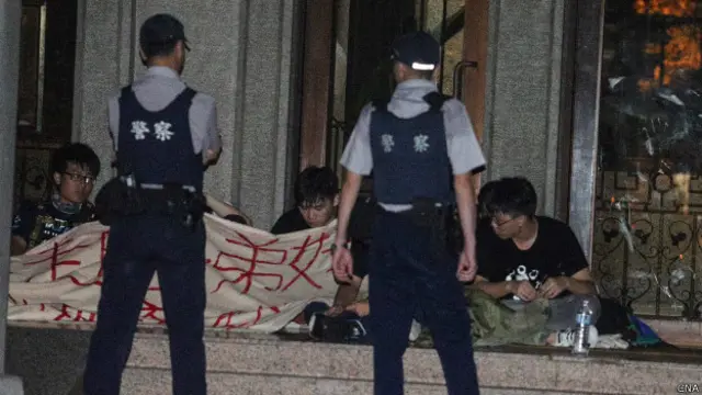 中学生及民众闯入教育部