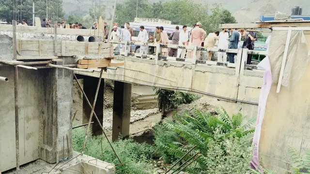 مقامی لوگوں کا کہنا ہے کہ سیلابی نالہ آبادی کے بیچ سے گزرتا ہے جس سے عمارتوں کو زیادہ نقصان پہنچا ہے