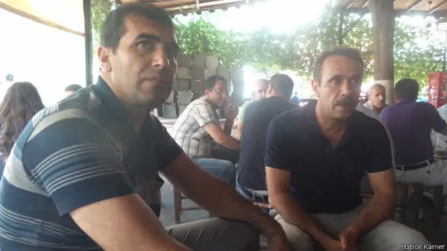 Arkadaşı Fahri Kolaç'la (sağda) sorularımızı yanıtlayan Aziz Yaşar önce 'IŞİD saldırıları yüzünden çantalardan korkar olduk' diyor.