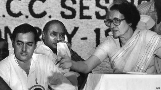 درخواست گزاروں نے سات صفحات کےاپنے خط میں لکھا ہے کہ سپریم کورٹ نے راجیو گاندھی کے قاتل اور سنہ 1993 کےدلی دھماکوں کے مجرموں کی موت کی سزا حال ہی میں عمر قید میں تبدیل کی ہے