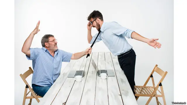 Ніколи не демонструйте перед агресивним колегою невпененість у своїх діях 