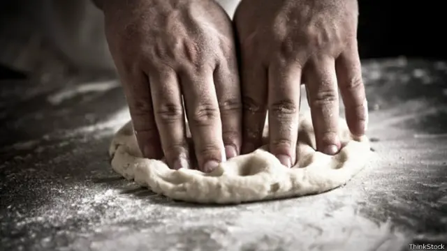 No corpo dos celíacos, a presença do glúten faz o sistema imunológico acreditar que está sendo atacado por micróbios