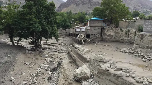 ایک ہفتے سے زیادہ گزرنے کے باوجود چترال میں مسلسل پہاڑی ندی نالوں میں وقفے وقفے سے طغیانی کا سلسلہ جاری ہے۔ (تصاویر بلال احمد، بی بی سی چترال)
