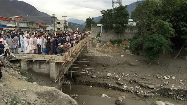 ضلع چترال میں اتالیق کا پل مقامی لوگوں کے لیے تفریحی مقام بنا ہوا ہے جہاں وہ اس پل پر کھڑے ہوکر آنے والے سیلاب کا نظارہ کرتے ہیں۔
