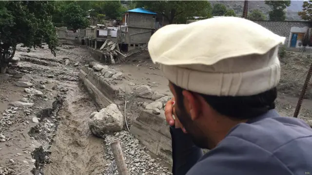 سیلاب سے کئی علاقوں کی سڑکیں اور رابطہ پل بہہ جانے سے ان علاقوں تک رسائی کا واحد ذریعہ ہیلی کاپٹر سروس ہے۔