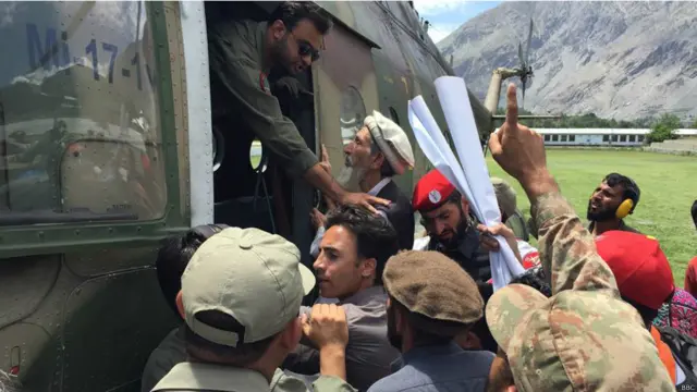 امدادی کارکنوں کو بھی بظاہر اپنی ذمہ داریاں نبھانے میں مشکلات پیش آ رہی ہیں۔ 