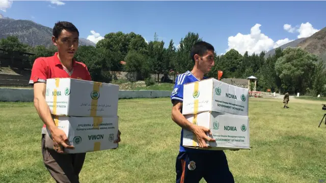 علاقے میں سیلاب کے خطرے کے پیش نظر سائرن بجتے ہیں جس سے بازار بند ہوجاتے ہیں اور چند لوگ سیلابی ریلہ گزر جانے کا انتظار کرتے ہیں۔
