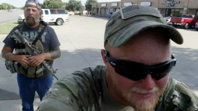 شكل مواطنون مدنيون نقاط حراسة مسلحة غير رسمية خارج بعض المرافق