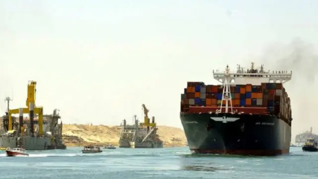 يسمح المسار الذي يبلغ طوله 72 كيلومترا (44 ميلا) بعبور السفن جيئة وذهابا، ويسمح أيضا بعبور سفن أكبر حجما