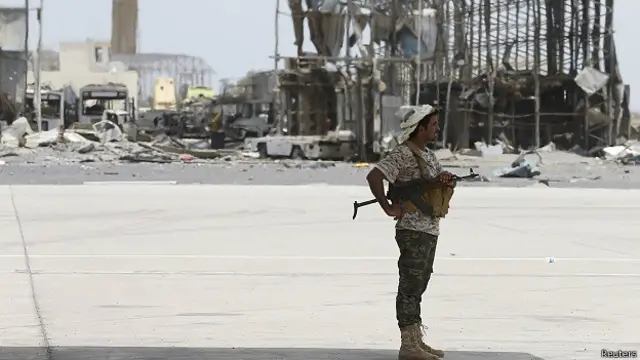 سعودی اتحاد کی جانب سے ہونے والے فضائی حملے کی وجہ سے یمن کے شہر صنعا بیشتر عمارتیں مسمار نظر آتی ہیں