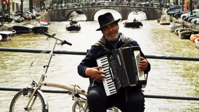 Một người hát rong trên xe đạp ở Amsterdam (Ảnh: Mark Dadswell/Getty) 