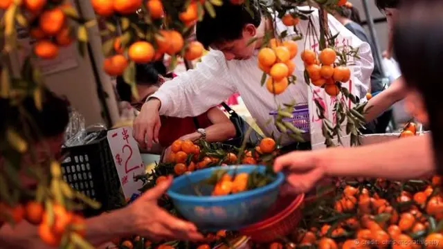 Bán hàng hè phố ở Singapore (Ảnh: Chris McGrath/Getty)