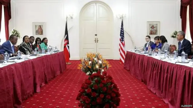 Барак Обама и президент Кении Ухуру Кеньятта за столом переговоров в Найроби 25 июля 2015 г.