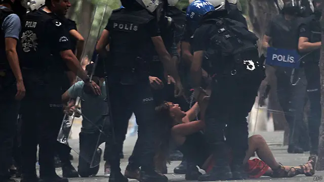 Una estudiante es detenida