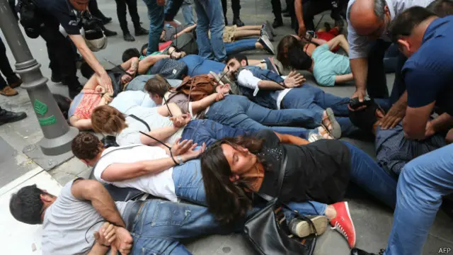 اندلعت مظاهرات الاحتجاج في أعقاب مقتل فتاة ناشطة خلال عملية دهم قامت بها القوات الأمنية التركية الجمعة.