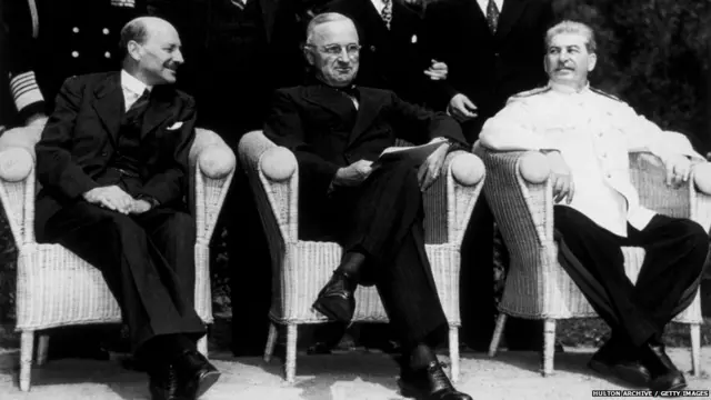波茨坦会议三巨头(左至右):英国首相艾德礼、美国总统杜鲁门和苏共中央总书记斯大林(8/1945)