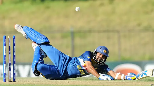 دلشان 62 رنز بنا کر احمد شہزاد کے ہاتھوں رن آوٹ ہوئے۔ انھوں نے ایک روزہ میچوں میں اپنے دس ہزار رنز بھی اسی میچ میں مکمل کیے۔