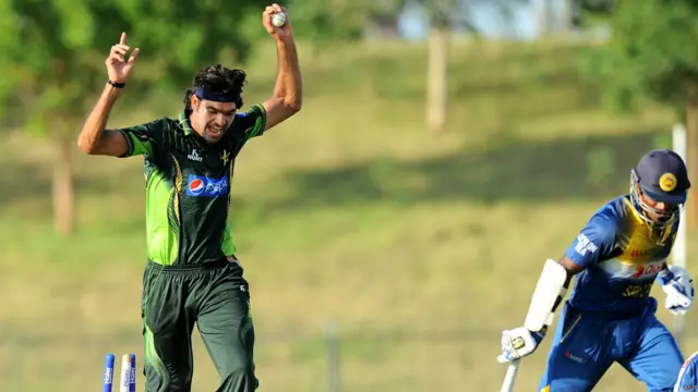 پاکستان کی جانب سے سوائے راحت علی کے کوئی بھی بولر وکٹ لینے میں کامیاب نہیں ہو سکا۔ راحت علی نے دو کھلاڑیوں کو آوٹ کیا۔