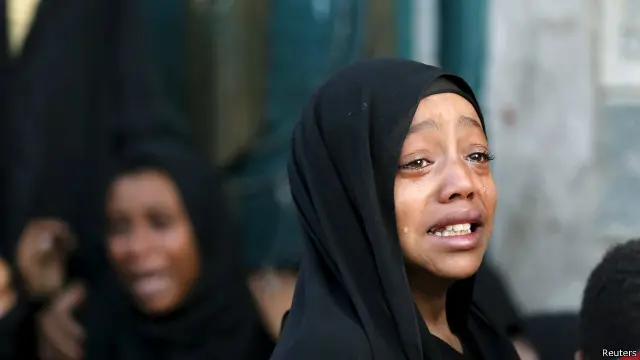 فتاة تبكي أباها بعد مقتله في غارات يعتقد أنها للتحالف الذي تقوده السعودية. 