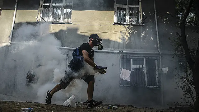يهاجم المحتجون الشرطة بالحجارة وقنابل المولوتوف 