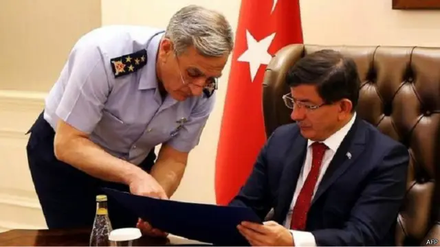 رئيس الوزراء التركي أحمد داوود اوغلو يطلع على أحدث تطورات الأوضاع مع تشديد تركيا لإجراءاتها الأمنية