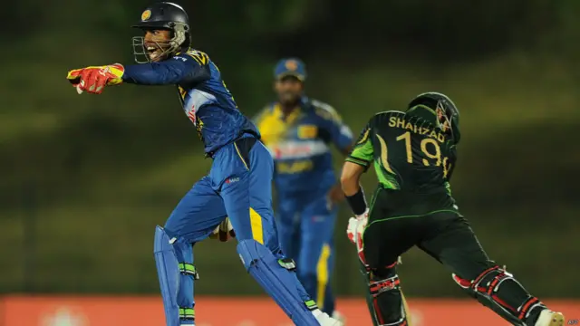 369 رنز کے ہدف کے تعاقب میں پاکستان نے اپنی اننگز کا آغاز کیا تو 51 رنز پر اس کی پہلی وکٹ گری جب احمد شہزاد 18 رنز بنا کر آوٹ ہوئے۔