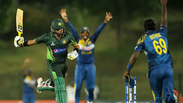 احمد شہزاد کے بعد آوٹ ہونے والے دوسرے کھلاڑی اظہر علی تھے جو 35 رنز ہی بنا سکے۔ وہ رن آوٹ ہوئے۔