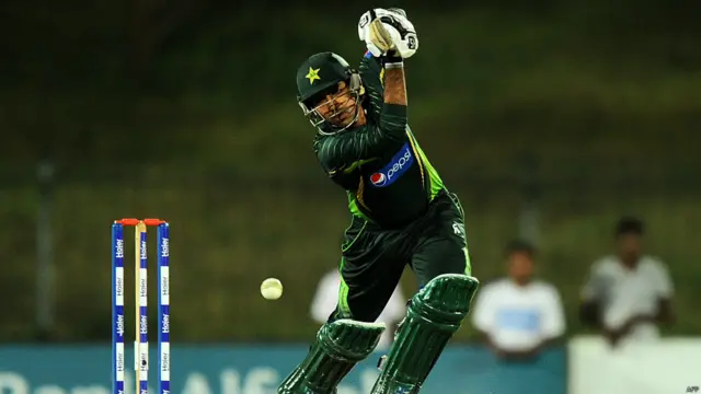 پاکستانی وکٹ کیپر بیٹسمین سرفراز احمد بھی اس میچ کوئی بڑی اننگز کھیلنے میں ناکام رہے اور 27 رنز بنا کر رن آوٹ ہو گئے۔