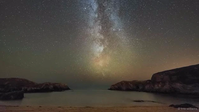 क्रिस विलियम्स की ये तस्वीर वेल्स के आसमान में मिल्की-वे की है.