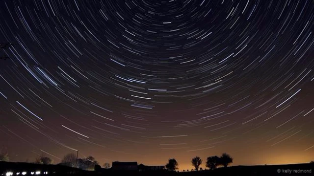 उत्तरी आयरलैंड के आसमान में तारों की चमक वाली ये तस्वीर कैली रेडमंड की है.