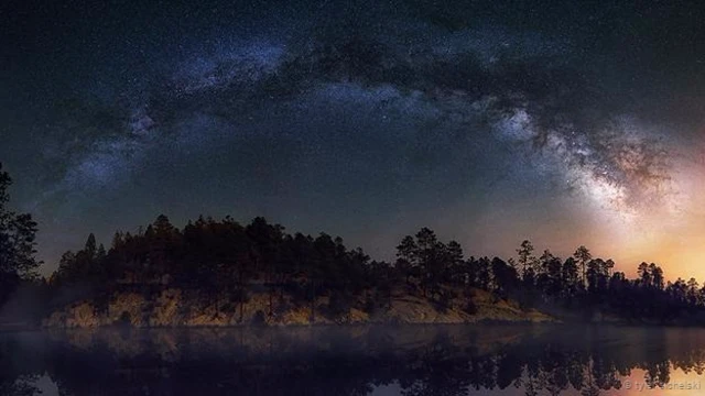 अरिज़ोना के केनयाल लेक के ऊपर आसमान की ये तस्वीर टायलर शिकेलस्की की है.