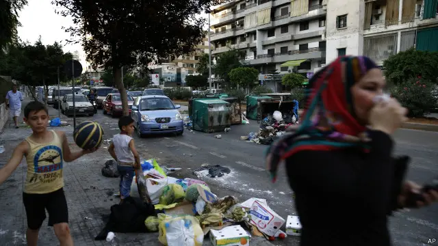تشهد شوراع بيروت تراكماً لأكوام النفايات منذ يوم الأحد الماضي بسبب خلاف بين الشركة الموكلة جمع النفايات والمطمر الذي تنقل اليه هذه النفايات.