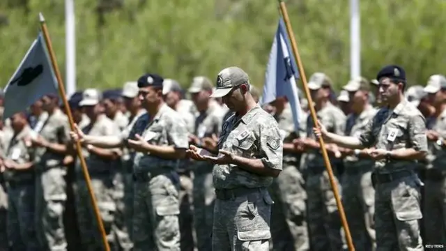 سربازان ترک برای همقطارانی که در حملات داعش کشته شده اند دعا می خوانند