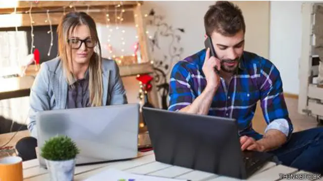 Una pareja trabajando