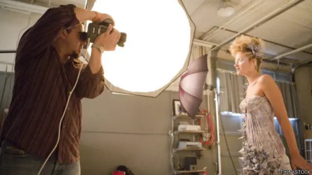 Un fotógrafo y una modelo