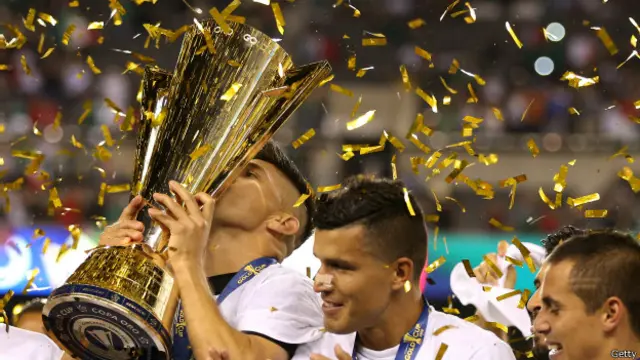 Jugadores mexicanos besan la Copa de Oro