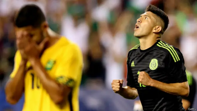 Oribe Peralta celebra el tercer gol