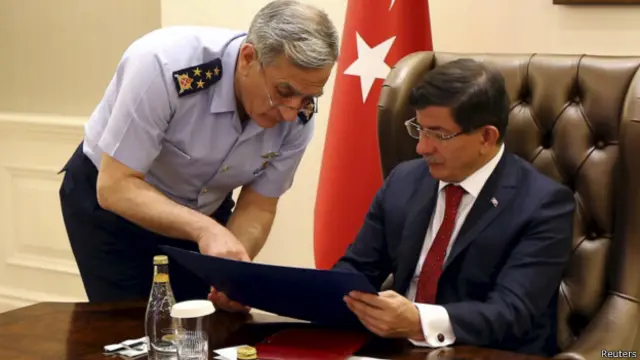 احمد داوداوغلو نخست وزیر و اکین اوزترک فرمانده نیروی هوایی ترکیه