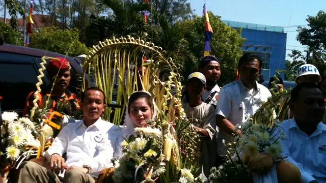 Kandidat calon wali kota Semarang, Sigit Ibnugroho Sarasprono menggunakan becak dan bunga untuk mendaftar ke KPU Kota Semarang.