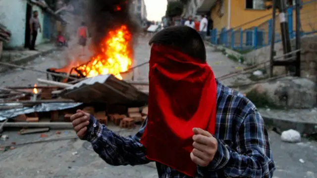 Protes dipenuhi kekerasan berlangsung di Turki setelah kematian seorang aktivis pada razia oleh pasukan pemerintah