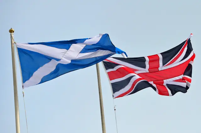 Cờ xanh trắng của Scotland tung bay cạnh cờ của Liên hiệp Vương quốc Anh còn gọi là lá cờ Union Jack