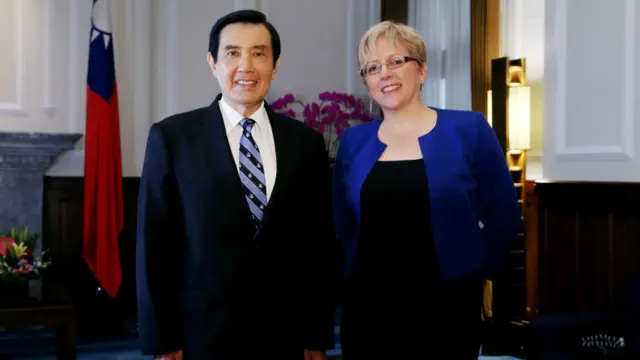 馬英九(左)與凱瑞合影